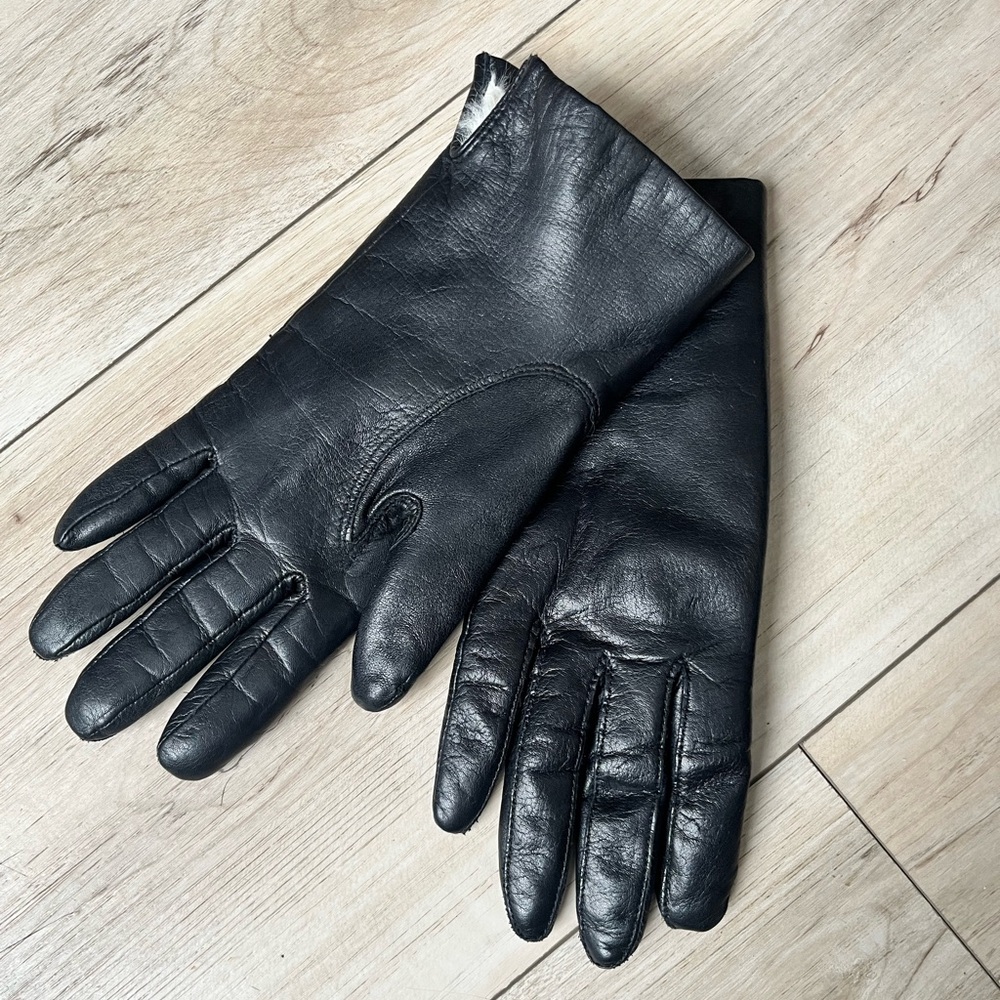 Black genuine Leather women’s Gloves w/ real 100% fur lining closet staple sz S